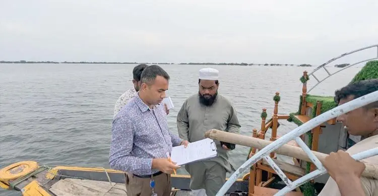 জেলা প্রশাসনের নির্দেশনা অমান্য, টাঙ্গুয়ার হাওরে ৬ হাউজবোটকে জরিমানা