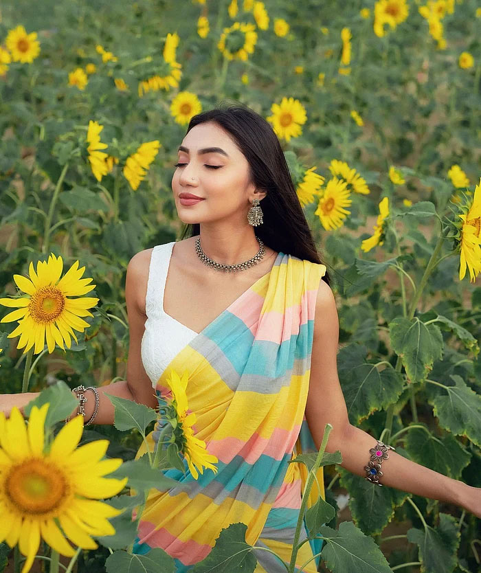 স্লিভলেস ব্লাউজে তারকাদের স্টাইলের ঝলক