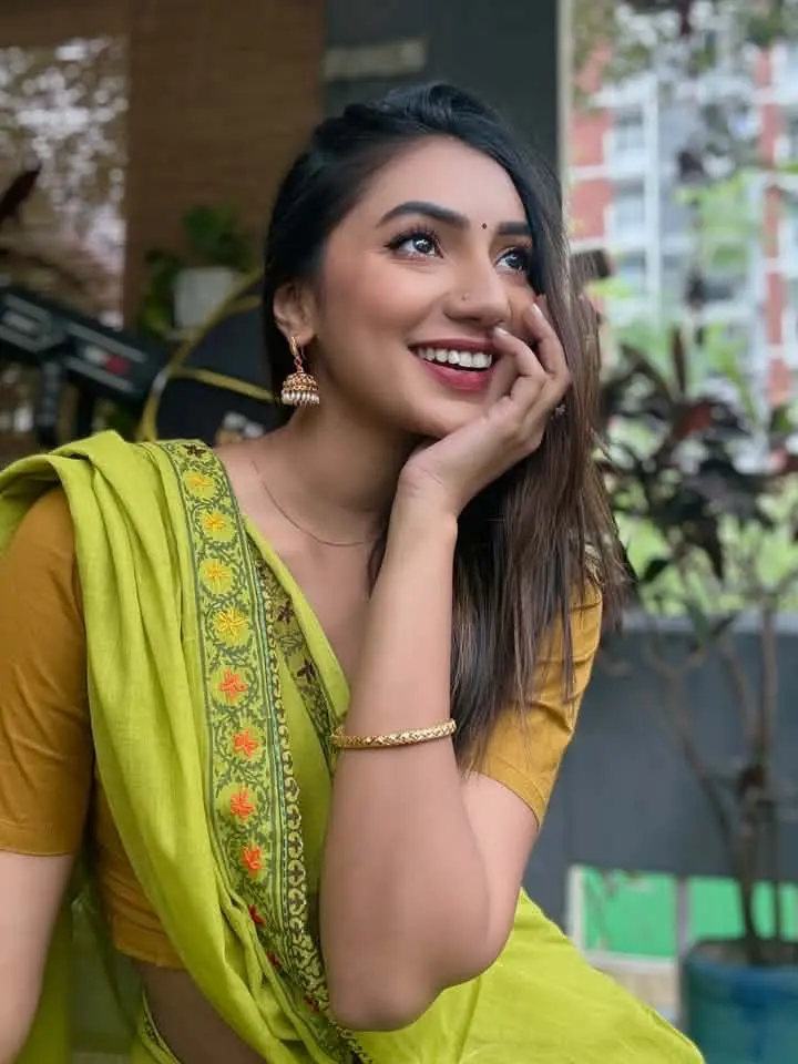 মেঘলা দিনে রিফ্রেশিং লুকে অপরূপ সুনেরাহ