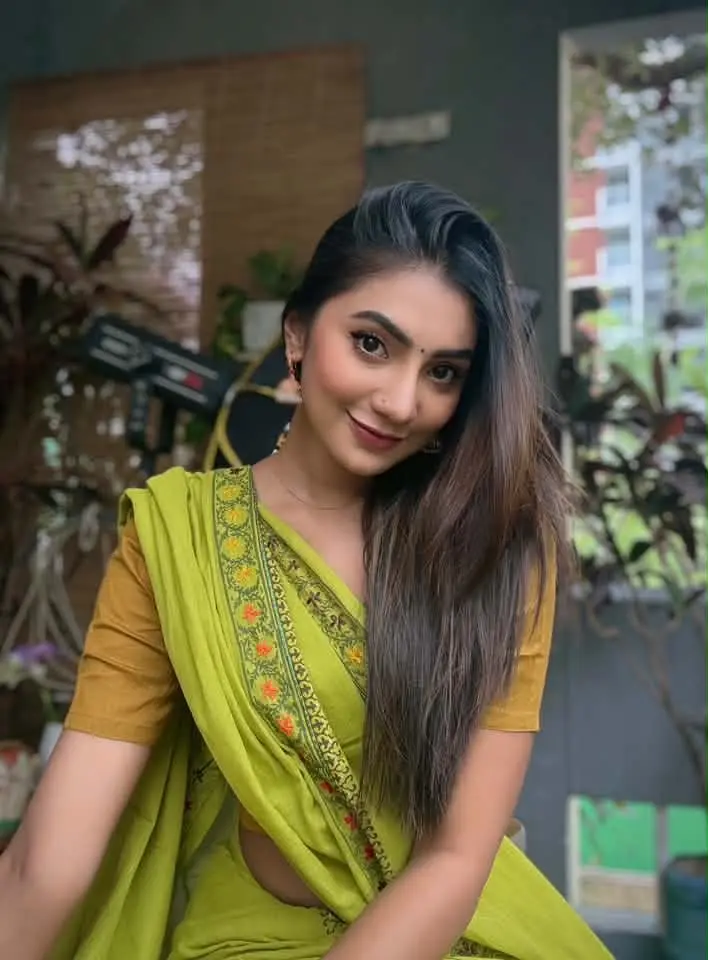 মেঘলা দিনে রিফ্রেশিং লুকে অপরূপ সুনেরাহ