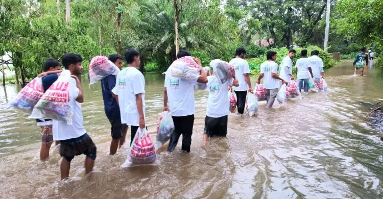 বন্যার্তদের মাঝে ত্রাণ সহায়তা দিচ্ছে আস-সুন্নাহ ফাউন্ডেশন