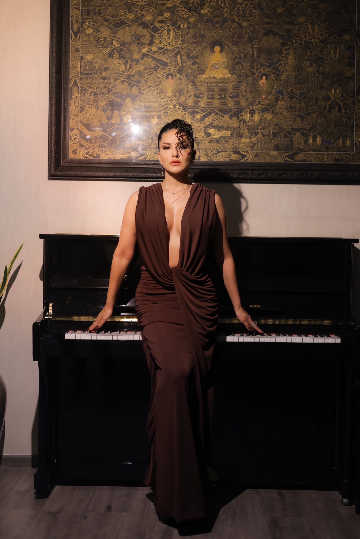 ৪৪ ছুঁয়েও গ্ল্যামের সংজ্ঞা বদলে দিচ্ছেন সানি লিওন