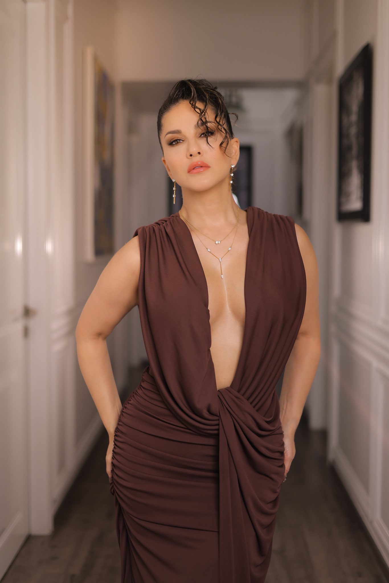 ৪৪ ছুঁয়েও গ্ল্যামের সংজ্ঞা বদলে দিচ্ছেন সানি লিওন