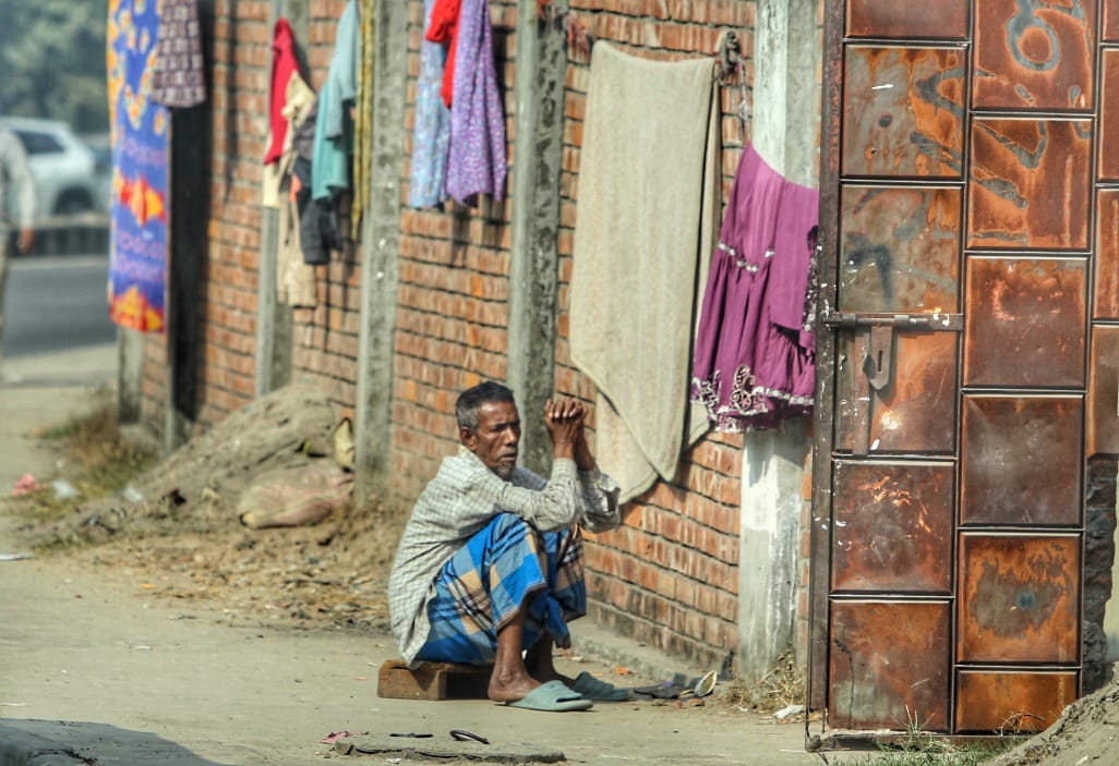 শৈত্যপ্রবাহের পর রোদ, শহরজুড়ে স্বস্তির দৃশ্য