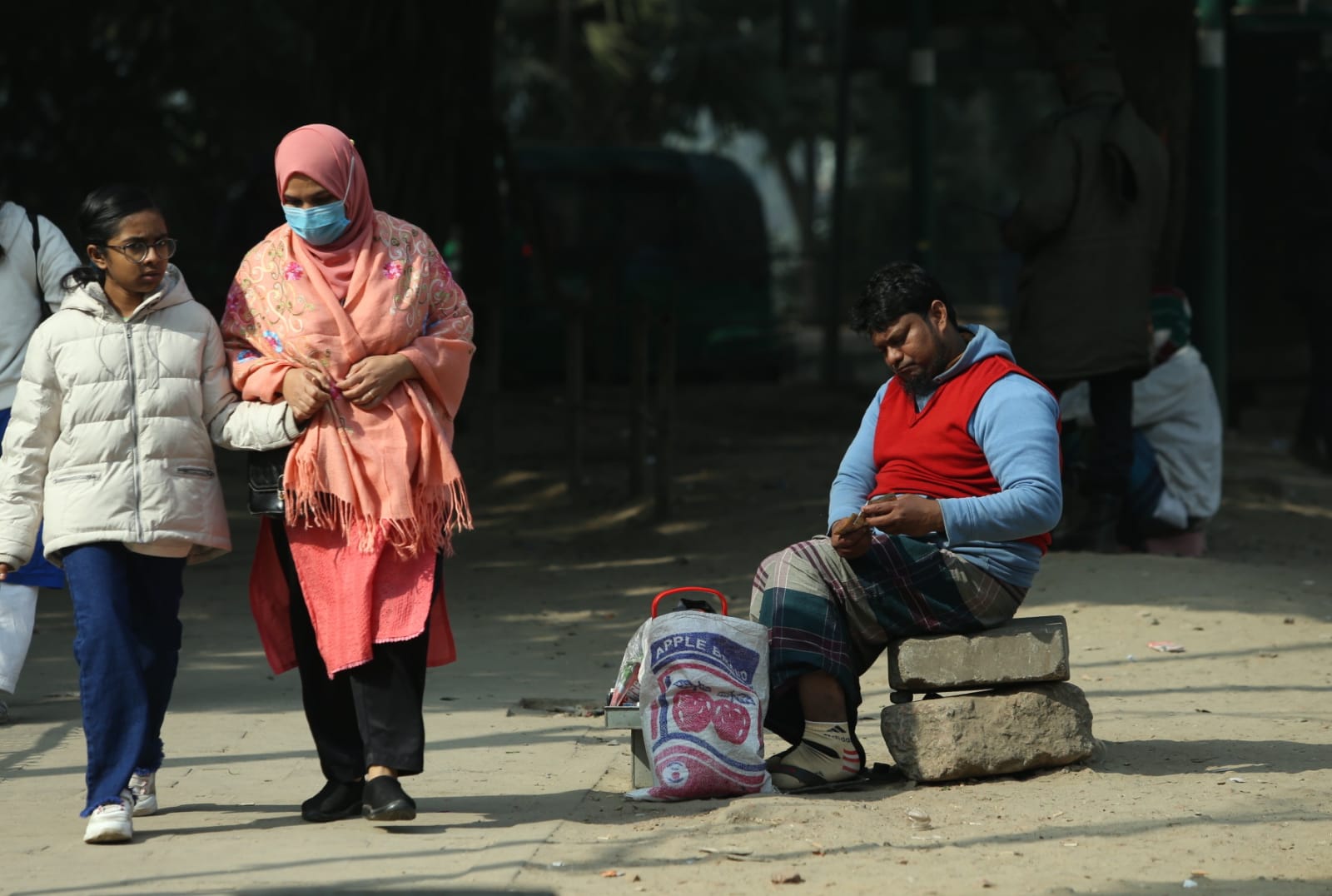 শৈত্যপ্রবাহের পর রোদ, শহরজুড়ে স্বস্তির দৃশ্য