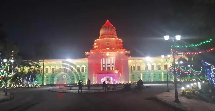 বিজয়ের বর্ণিল সাজে সেজেছে ঢাকা