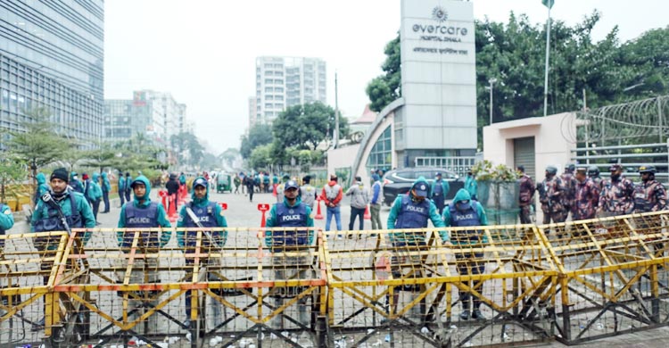 খালেদা জিয়ার মৃত্যুর খবরে এভারকেয়ারের সামনে নেতাকর্মীদের ভিড়