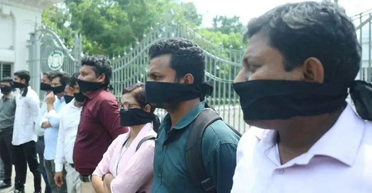 এজলাসে সাংবাদিক প্রবেশে বাধা, মুখে কালো কাপড় বেঁধে প্রতিবাদ