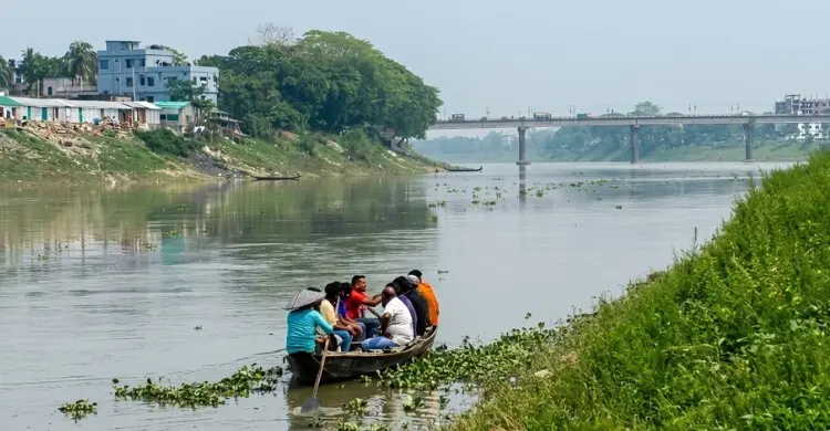 সেতু থাকতেও নৌকায় নদী পাড় হোন এখানকার মানুষ