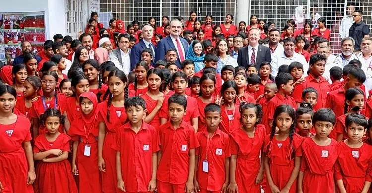সুরভি স্কুল পরিদর্শন করলেন মার্কিন বিশেষ দূত, সহযোগিতার আশ্বাস