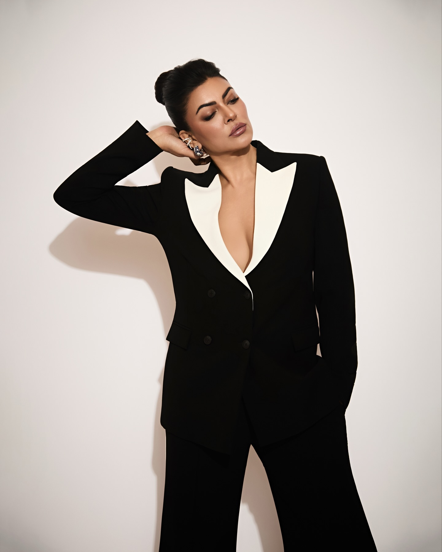 কালো ব্লেজার-ফ্লেয়ার্ড ট্রাউজারে সুস্মিতার রাজকীয় উপস্থিতি