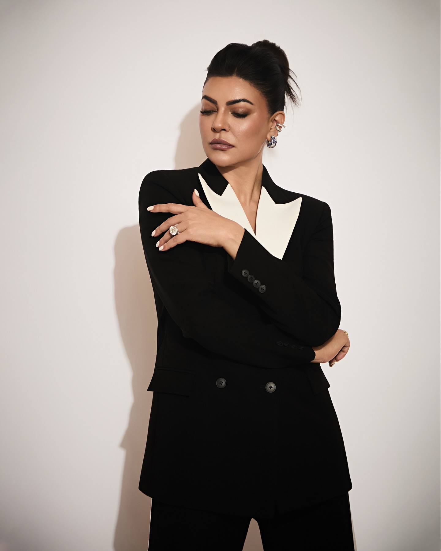 কালো ব্লেজার-ফ্লেয়ার্ড ট্রাউজারে সুস্মিতার রাজকীয় উপস্থিতি