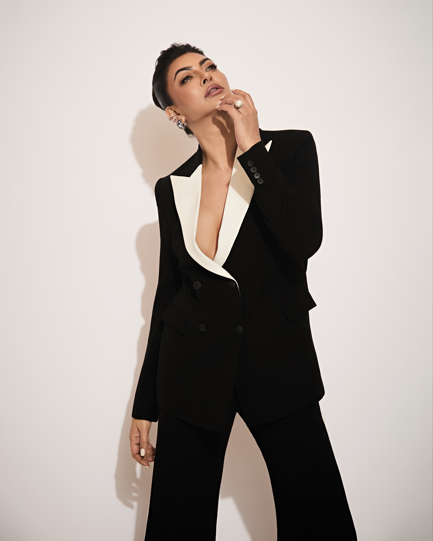 কালো ব্লেজার-ফ্লেয়ার্ড ট্রাউজারে সুস্মিতার রাজকীয় উপস্থিতি