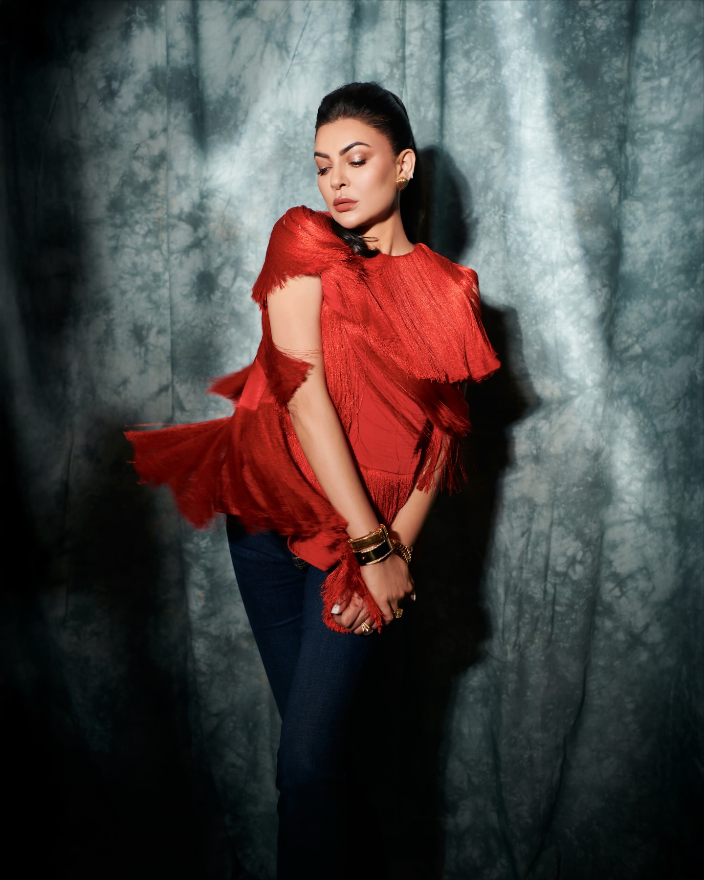 লাল টপ-জিন্সে সুস্মিতার সাহসী ফ্যাশন স্টেটমেন্ট