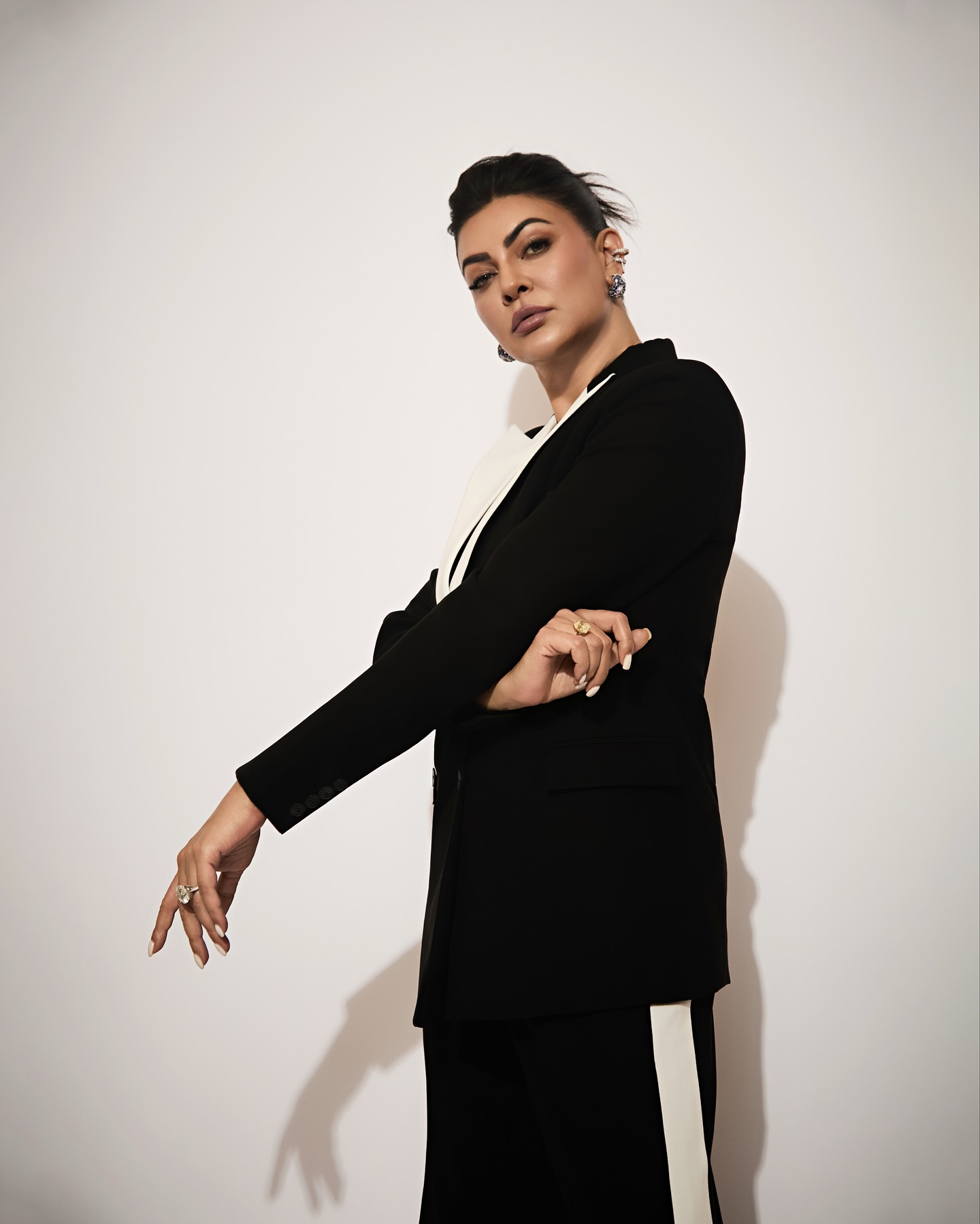 কালো ব্লেজার-ফ্লেয়ার্ড ট্রাউজারে সুস্মিতার রাজকীয় উপস্থিতি