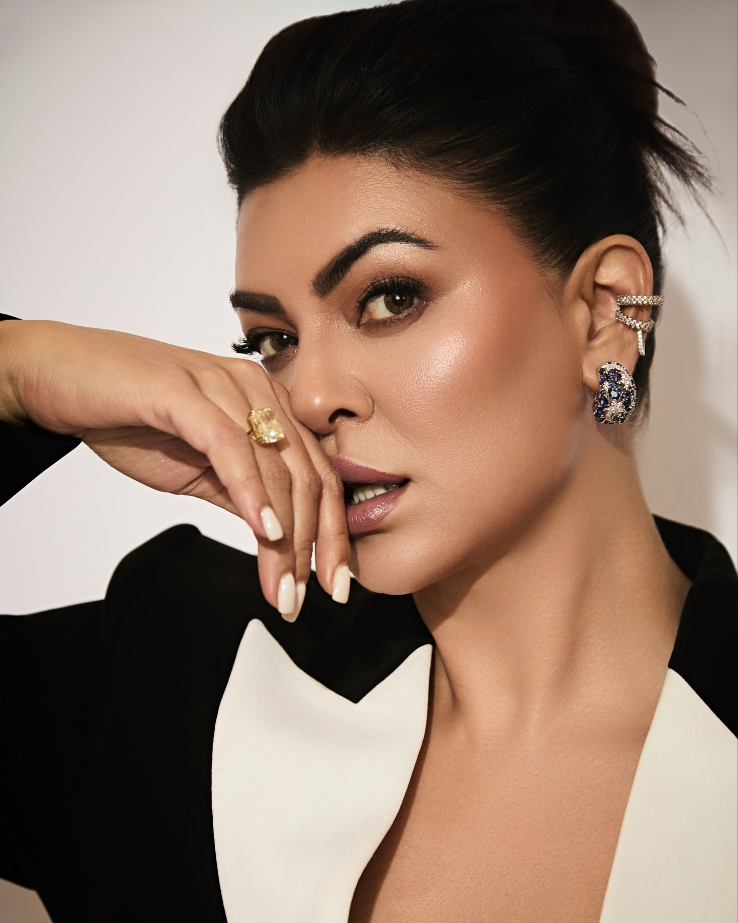 কালো ব্লেজার-ফ্লেয়ার্ড ট্রাউজারে সুস্মিতার রাজকীয় উপস্থিতি