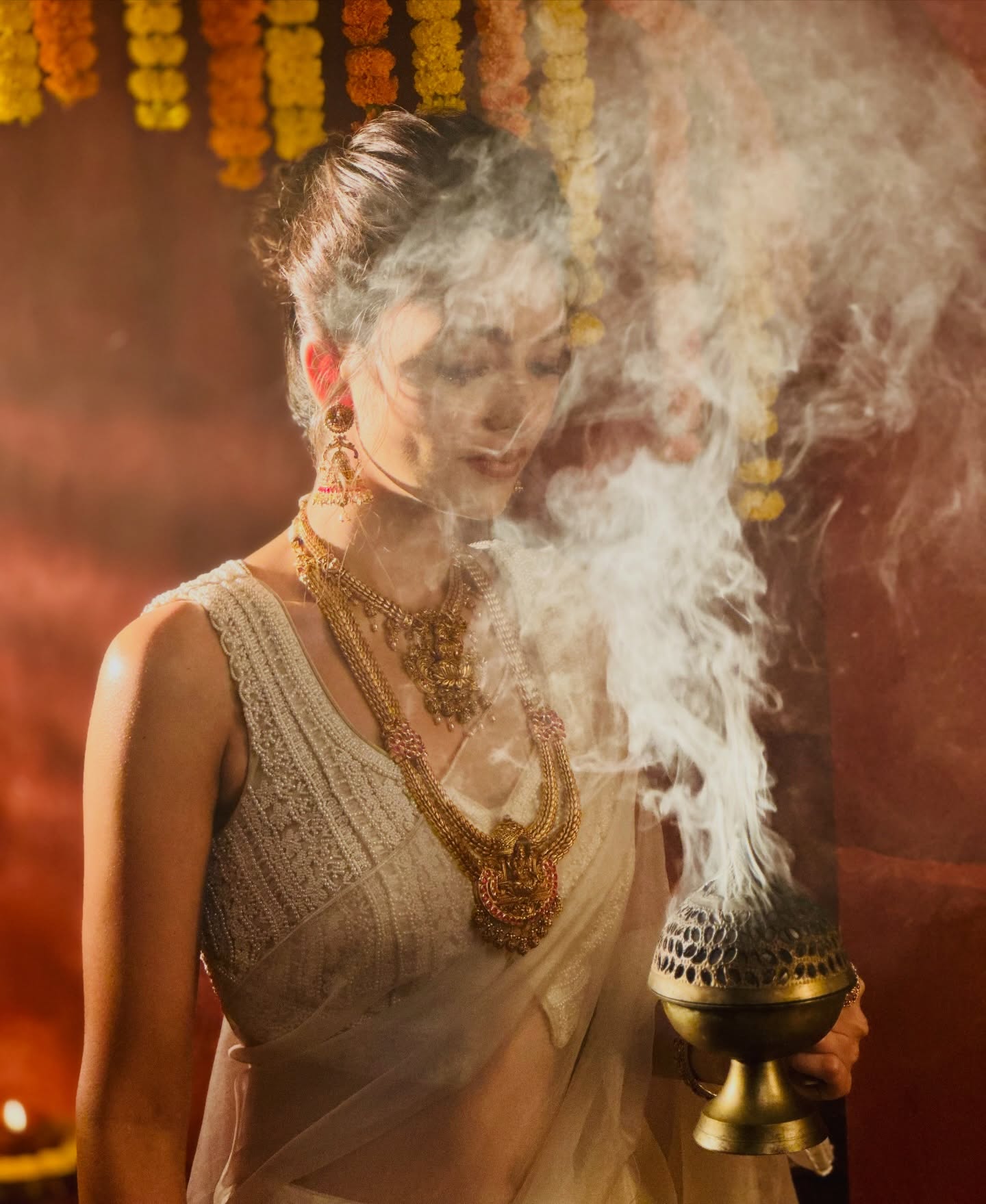 স্টাইলিশ উপস্থিতিতে মোহময়ী সুস্মিতা