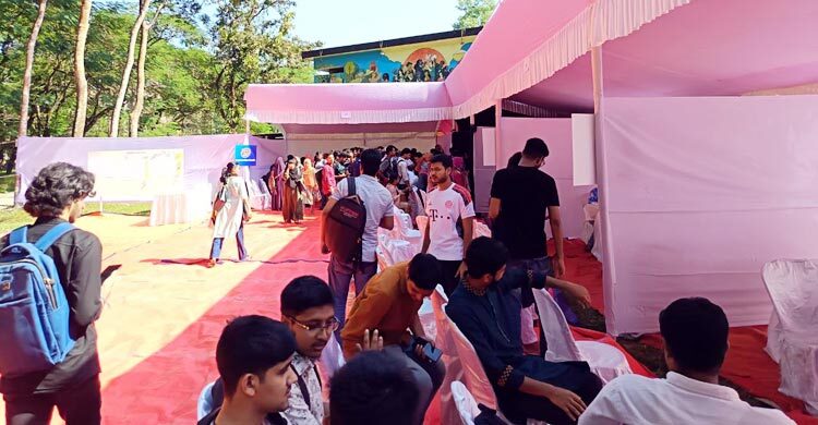 শাবিপ্রবিতে ‘চক্ষু শিবির’ থেকে সেবা পেলেন ৬ শতাধিক শিক্ষার্থী