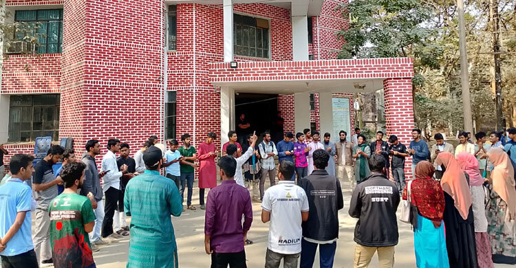 শাকসু নির্বাচন দাবিতে ফের প্রশাসনিক ভবনের সামনে শিক্ষার্থীরা