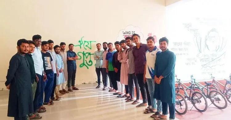 শাবিপ্রবিতে ছাত্রদলের ‘গুপ্ত’ লেখা দেয়ালে শিবিরের ফটোসেশন