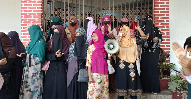 সঠিক সময় শাকসু নির্বাচন চেয়ে প্রশাসনিক ভবনে তালা