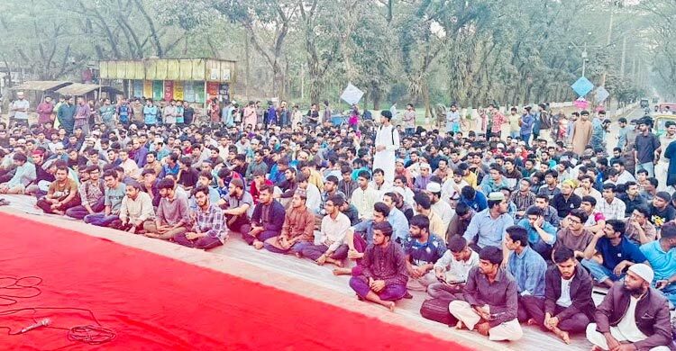 শাবিপ্রবিতে গণইফতারে অংশ নিলেন হাজারো শিক্ষার্থী