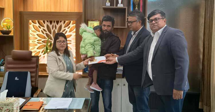 সড়কের পাশে উদ্ধার হওয়া শিশুটির পাশে দাঁড়ালো ‘স্বপ্ন’