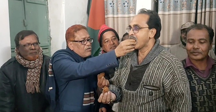 ফরহাদ হোসেন জনপ্রশাসনমন্ত্রী হওয়ায় মেহেরপুরে মিষ্টি বিতরণ