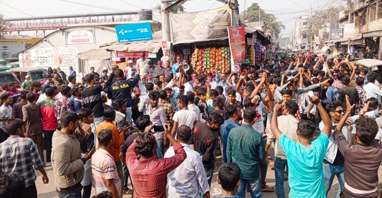 ঈশ্বরদী বিএনপির ৯ নেতা খালাস, মিষ্টি বিতরণ