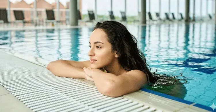 সুইমিং পুলে সাঁতার কাটার পর ত্বক ও চুল রক্ষা করবেন যেভাবে