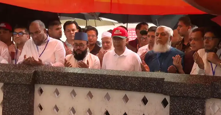 মুষলধারে বৃষ্টির মাঝেই মাজার জিয়ারত করলেন প্রধানমন্ত্রী