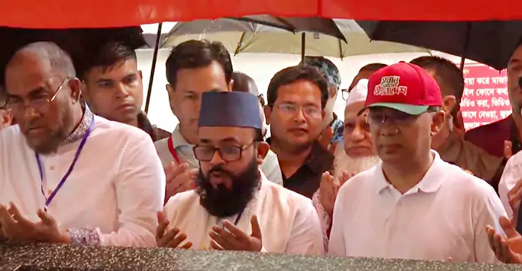 মুষলধারে বৃষ্টির মাঝেই মাজার জিয়ারত করলেন প্রধানমন্ত্রী