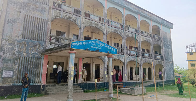 বড় ভাইয়ের ভোট দিতে এসে আটক ছোট ভাই