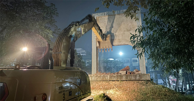 সিলেটে বুলডোজার দিয়ে ভাঙা হলো শেখ মুজিবের ম্যুরাল