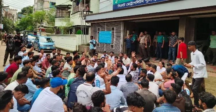 ছাত্রলীগের কার্যক্রম ঠেকাতে এসএমপি কার্যালয়ে ছাত্রদলের অবস্থান