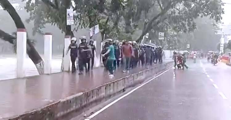 হাসিনার পতনের খবর পেয়ে দুপুরেই সটকে পড়েন অনেকে