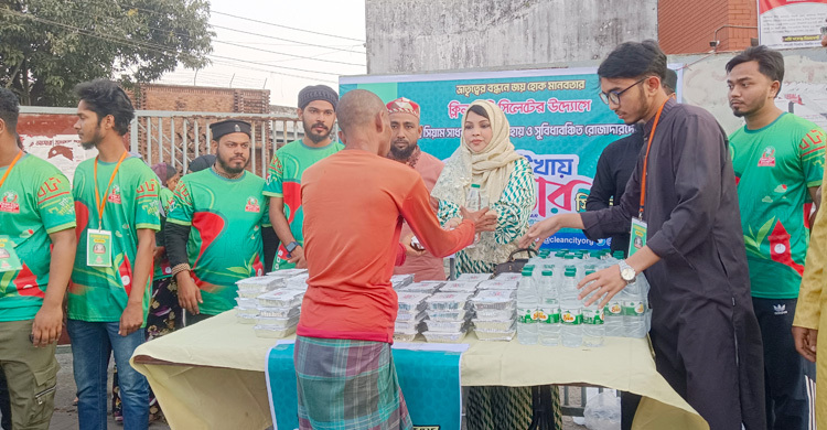 সিলেটে অসহায়দের জন্য ‘৪ টাকার ইফতার’