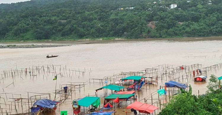 পাহাড়ি ঢলে জাফলংয়ে ভেসে গেছে দোকানপাট, সাদাপাথর বন্ধ ঘোষণা