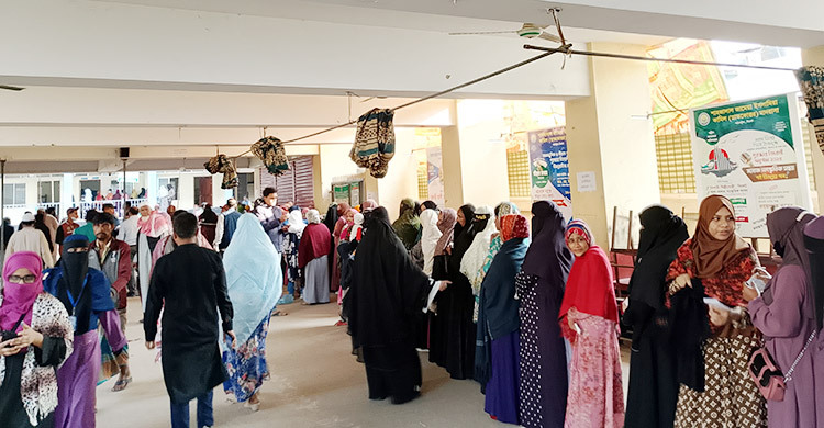 সকাল থেকে সিলেটের কেন্দ্রগুলোতে নারী ভোটারদের ভিড়