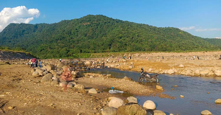 যাতায়াত দুর্ভোগে বিছনাকান্দি ভুলতে বসেছে পর্যটকরা