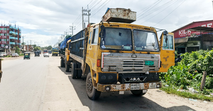 সিলেটে ডিসির অপসারণসহ ৫ দাবিতে ট্রাক শ্রমিকদের কর্মবিরতি
