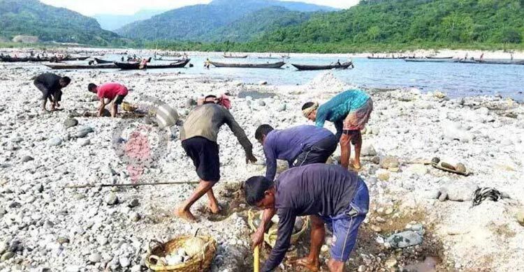 সিলেটে দুই ট্রাক সাদাপাথর জব্দ, চালকদের দেড় লাখ টাকা জরিমানা