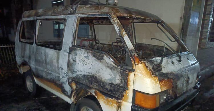 সিলেটে মধ্যরাতে অ্যাম্বুলেন্স-বাসে দুর্বৃত্তদের আগুন