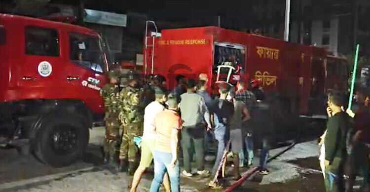 সিলেটে গভীর রাতে গাড়ির গ্যারেজে আগুন