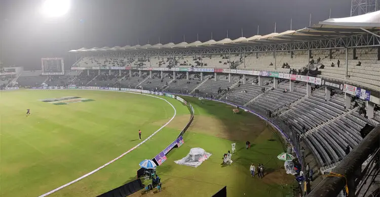 কুয়াশা–বাতাসে কাঁপছে স্টেডিয়াম, শীতে ফাঁকা সিলেটের গ্যালারি