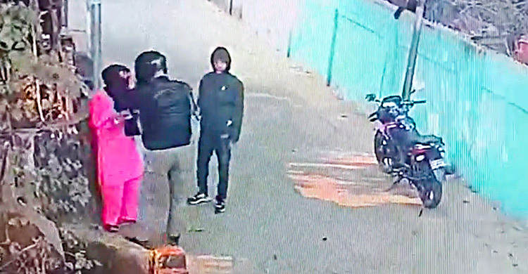 ফের দিন-দুপুরে নারীকে কুপিয়ে ছিনতাইয়ের চেষ্টা, সিসিটিভি ফুটেজ ভাইরাল