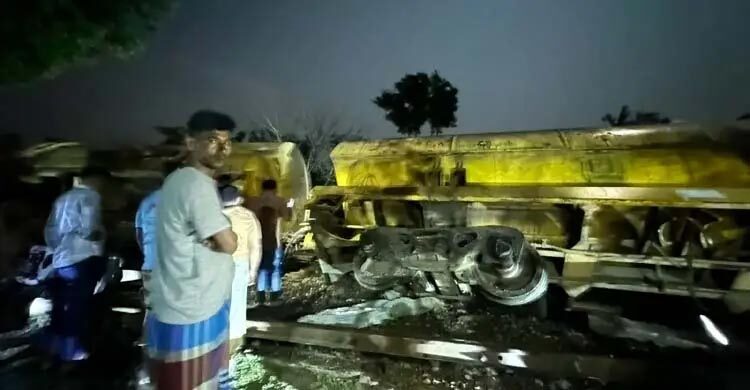 ১৪ ঘণ্টা ধরে বন্ধ সিলেটের সঙ্গে সারা দেশের রেল যোগাযোগ