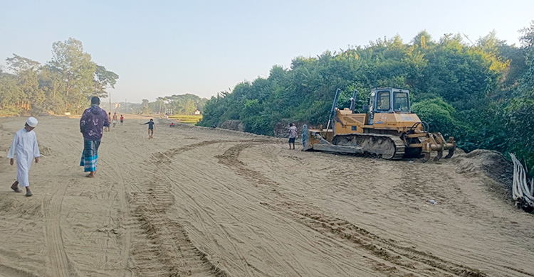 আড়াই বছরের প্রকল্প ৪ বছরেও অর্ধেক, অনিশ্চয়তায় বাদাঘাট সড়ক