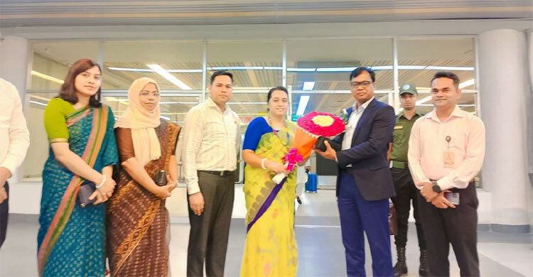 সিলেটের নতুন ডিসি সারওয়ার আলমকে বিমানবন্দরে অভ্যর্থনা