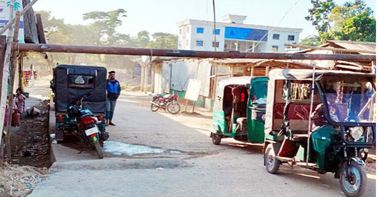 সিলেটে পাথর লুট ঠেকাতে সড়কে লোহার বেষ্টনী